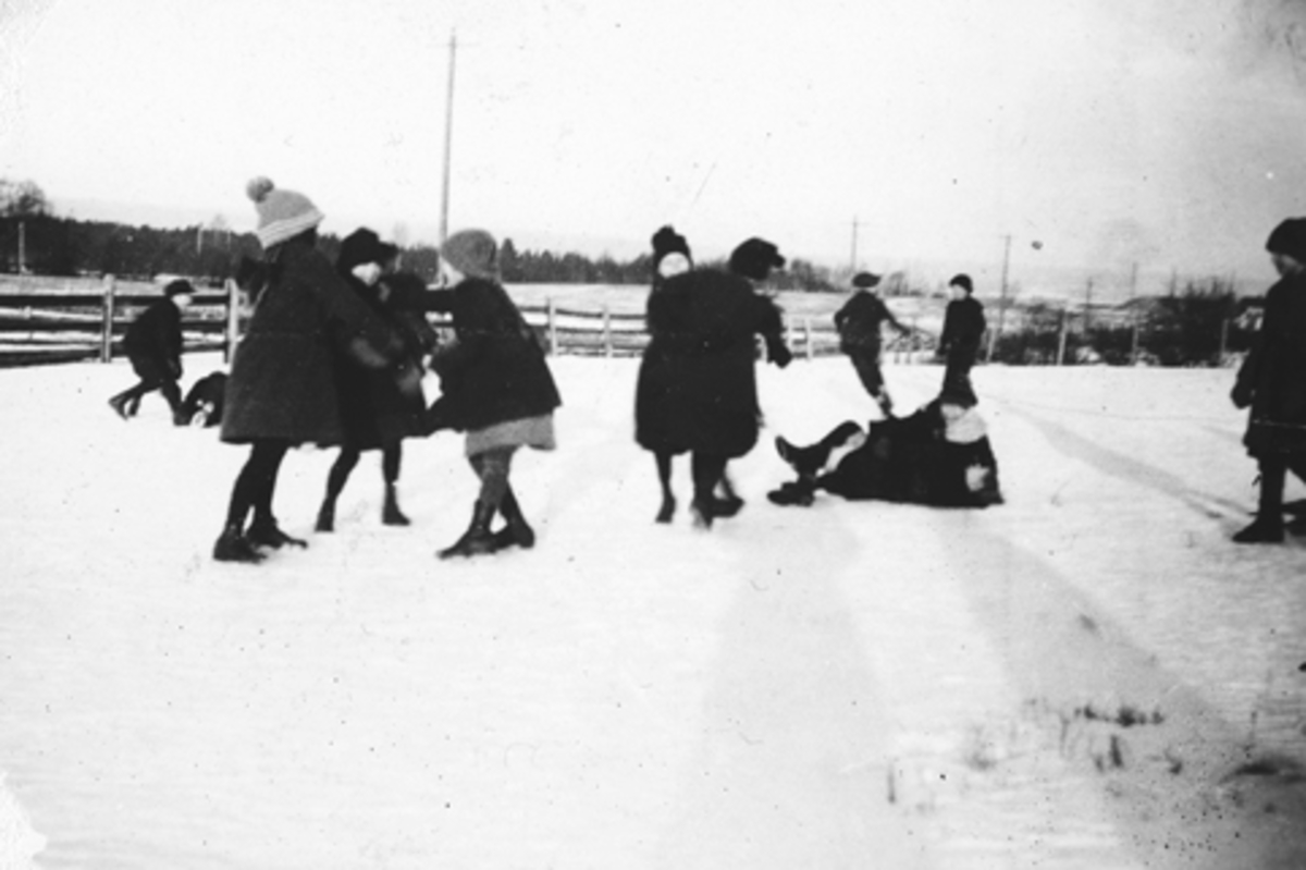 Anno Domkirkeodden, BRYHN SKOLE I ROMEDAL, SKOLEBARN I LEK I SKOLEGÅRDEN.