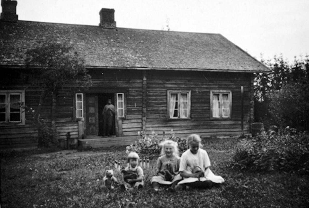 Anno Domkirkeodden, NORDBRYHN GARD, STANGE. ANDREAS NORDBYHN I DØRÅPNINGEN, LEIF NILSEN, AASE OG OLGA NORDBRYHN, BARNELEKER. 1922