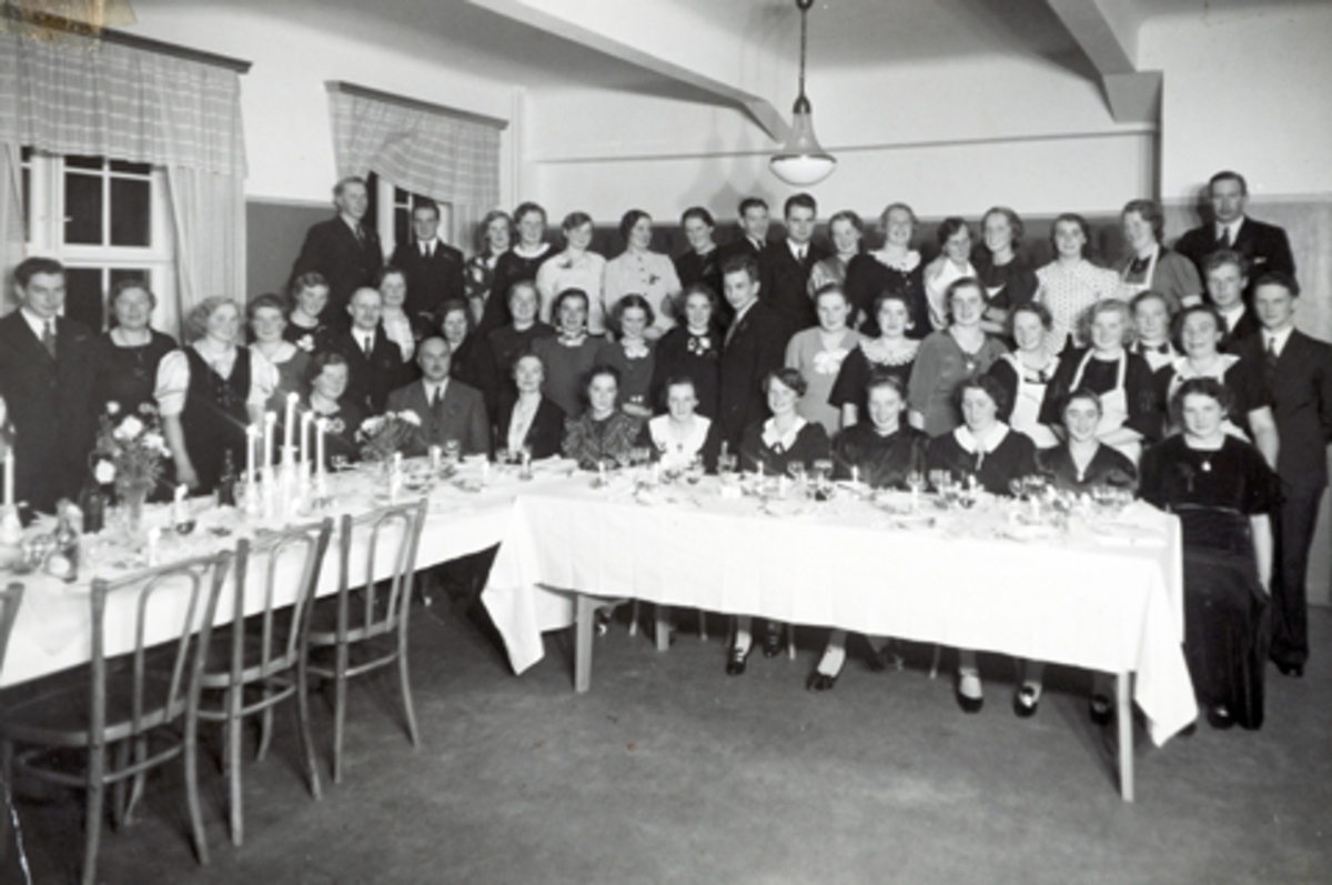 Anno Domkirkeodden, HEDMARK MEIERI, FEST UKJENT ANLEDNING. 2. REKKE F. H. NR. 6 AASE BRYHNI F. NORDBRYHN. 1 REKKE NR. 3 F. V ELI SPANGEN GIFT RØHNE. CA. 1935.