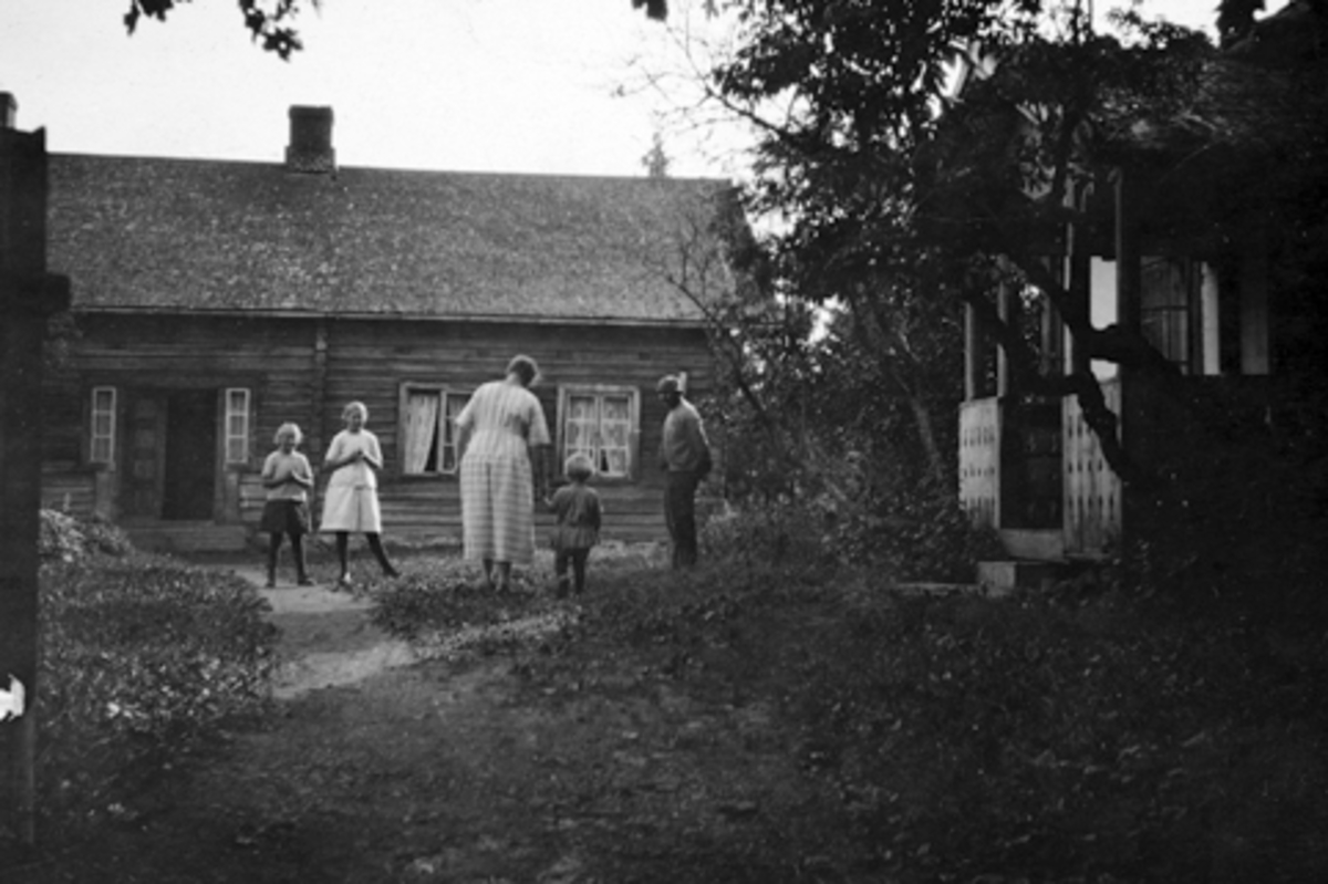 Anno Domkirkeodden, NORDBRYHN GARD, STANGE. GÅRDSTUN. AASE OG OLGA NORDBRYHN, RUTH OG LEIF NILSEN OG ANDREAS NORDBRYHN.