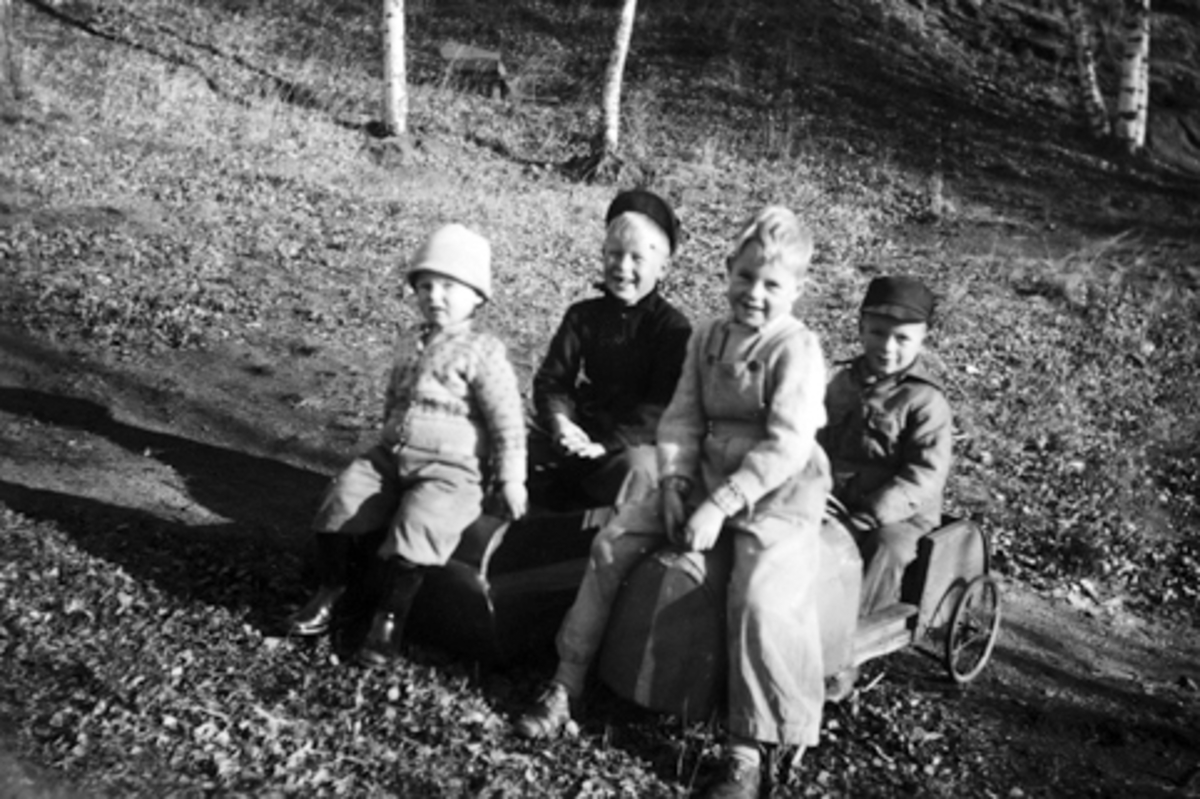 Anno Domkirkeodden, BARN, LEK, TRÅKKABIL. JOHAN OUSTAD, HELGE BRYHNI, PER OTTINSEN OG KNUT BRYHNI, 1950-1955.