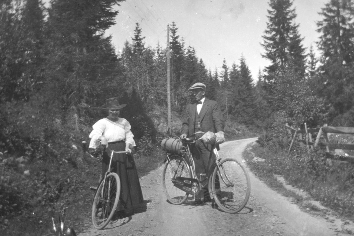 Anno Domkirkeodden, TO UKJENTE SYKLISTER PÅ SYKKELTUR ET STED MELLOM STANGE OG TANGEN, JULI 1919.