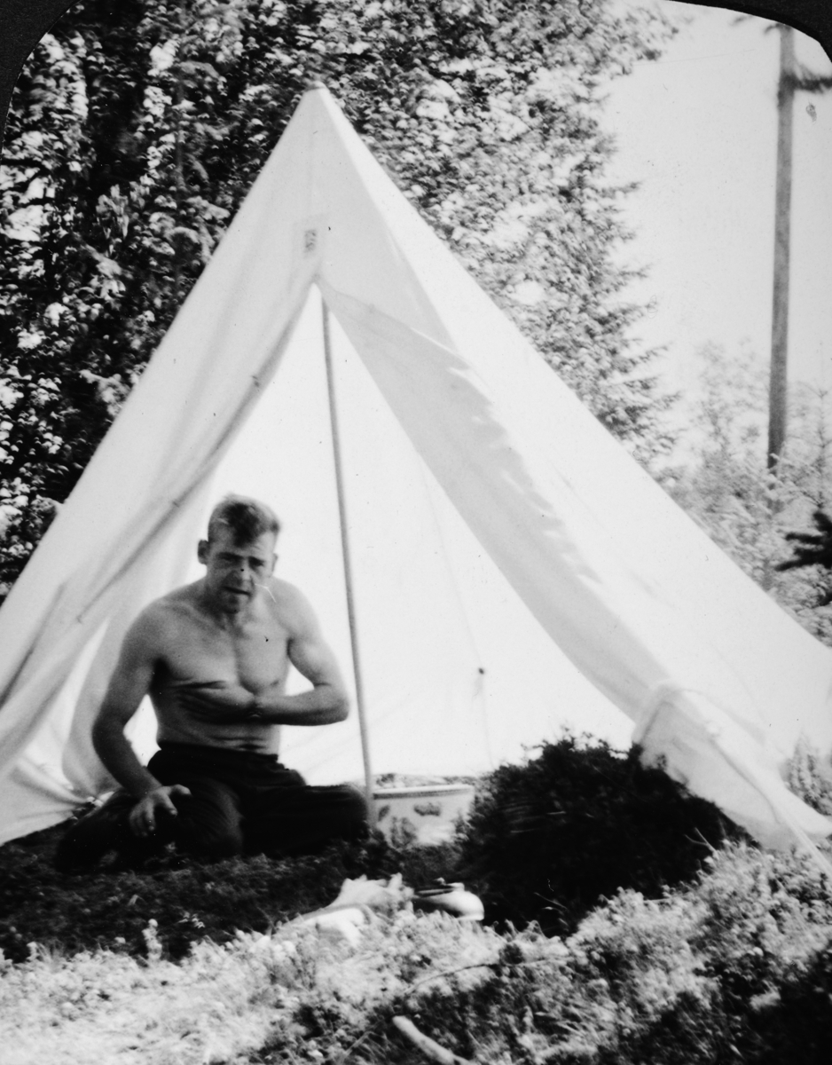 Ukjent, Egil Reinhartsen på teltur til Ossjøen i Stange, 1959.