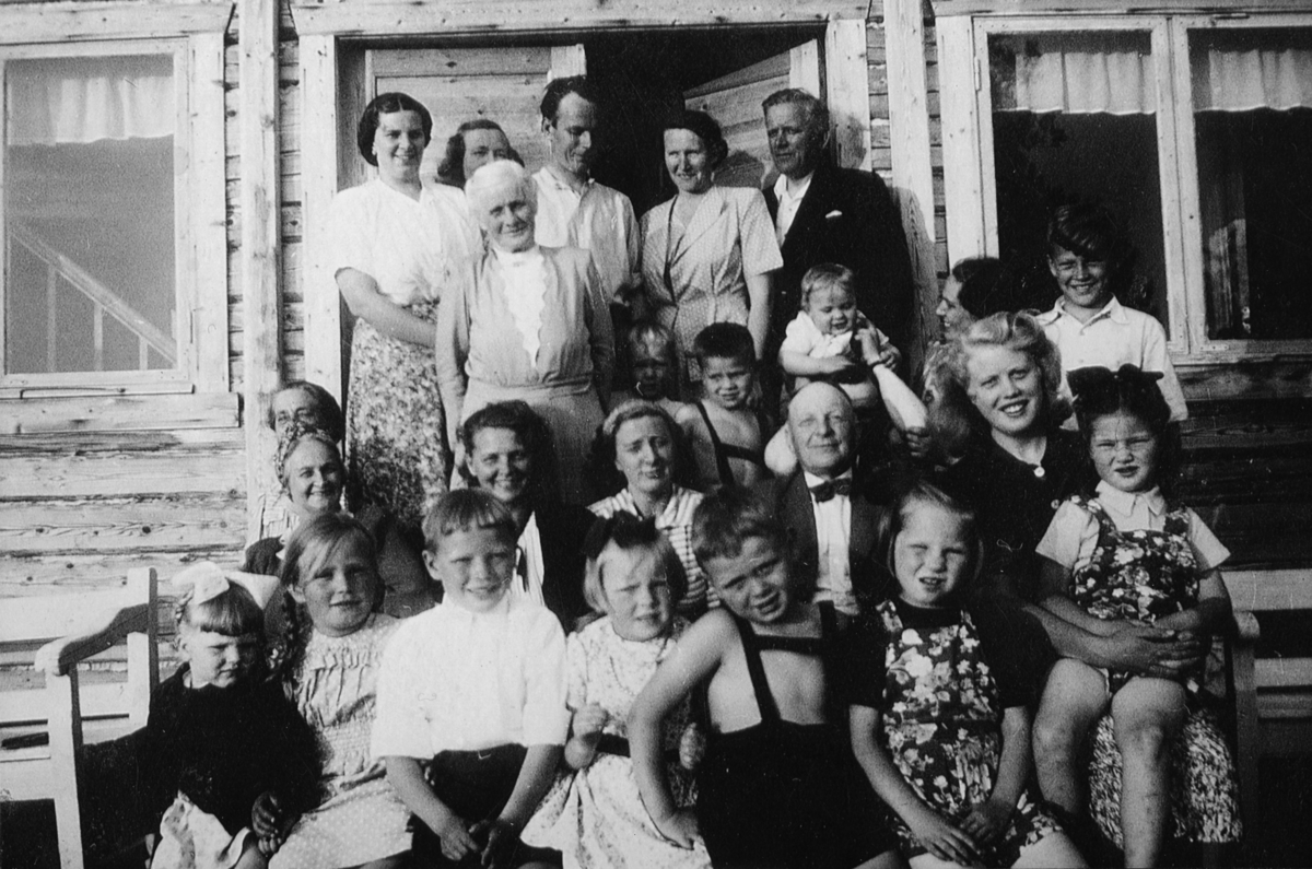 Ukjent, Foran f. v. Rannveig Nymoen, Kari Høgaasen, Halvard Furuseth, Oddrun Furuseth, Olav Gustavsen, Solfrid Nymoen, 2. rekke Olga Aasen, Bak: Inga Gustavsen, Gudrun Furuseth, Karin Gustavsen, Per Arne Gustavsen (gutt), Gottfried Gustavson, Laila Nymoen på fanget til Ester Jevnaker. Arne Gustavsen delvis…