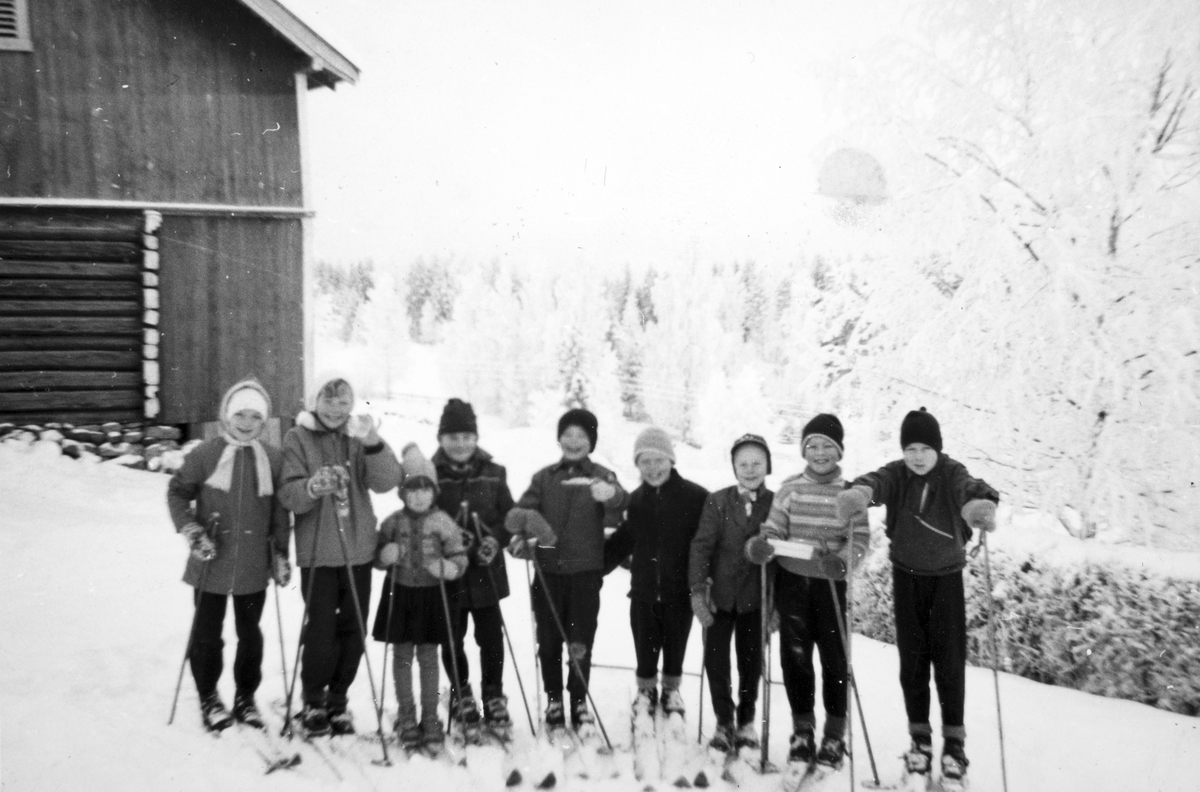 Ukjent, Barn på ski i Fossengen nordre i 1961. F. v. Ellen Jensen, Marit Bjørndalen, Eli Rønningsbakken, , Jan Sigmund Jensen, Anders Bjørndalen, Arnold Eriksfalet, Arild Jensen, Torkild Frydenlund og Helge Rønningsbakken.