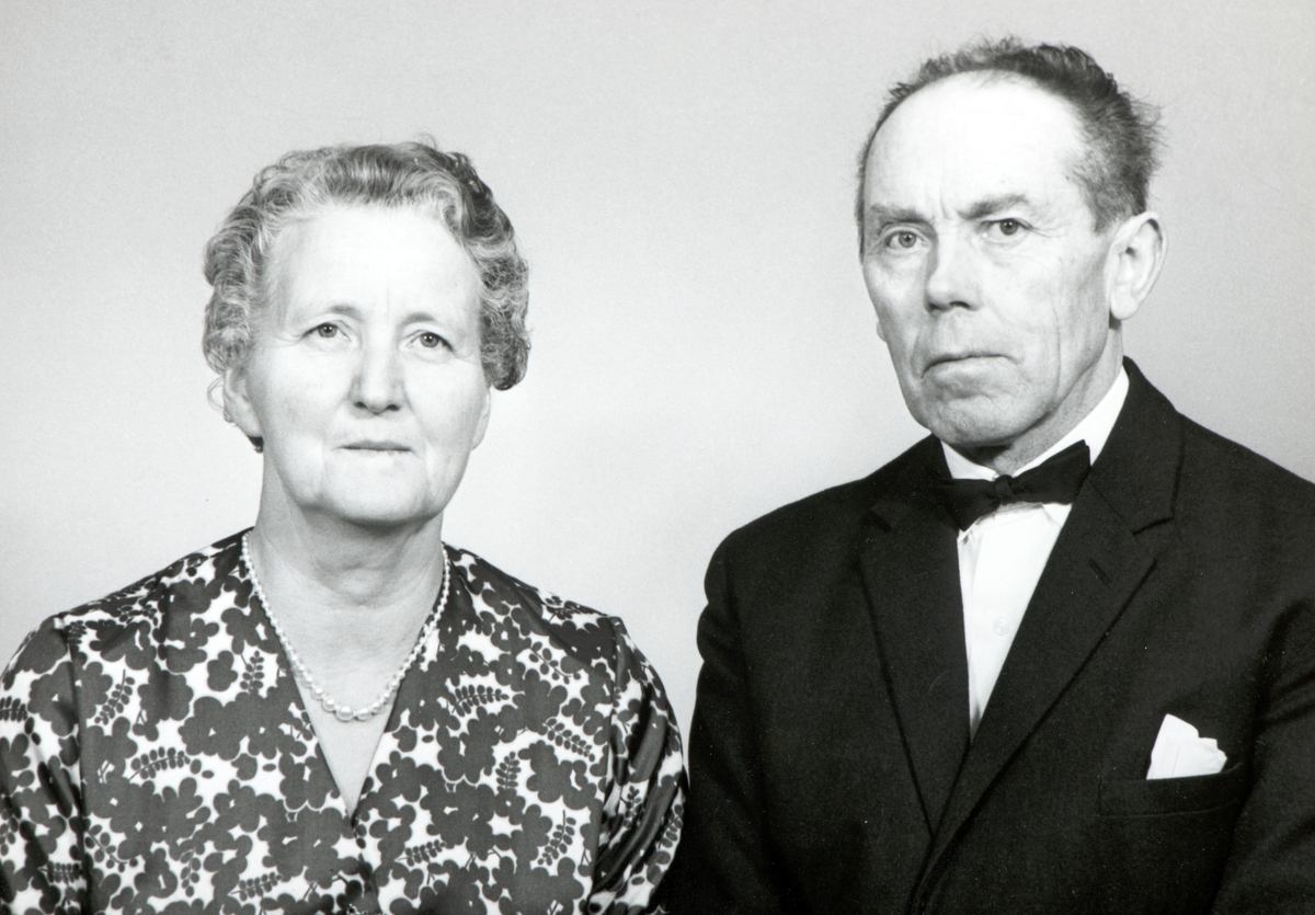 Ukjent, Emma Engeskaug og Jon Anders Engeskaug. Han var landpostbud på Tangen 1932-1972. Kona hjalp ofte til. Flere opplysninger se boka "Handelsteder i Stange" skrevet av Jan Arne Berg, utgitt av Stange Historielag 2012