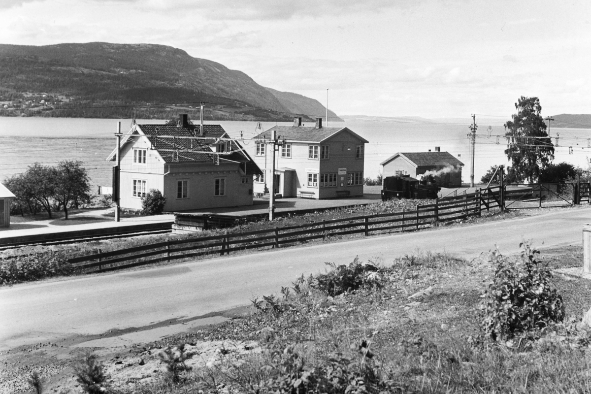 Normann Helger, Strandlykkja jernbanestasjon, Stange, 1958-1960. Flere opplysninger se boka "Handelsteder i Stange" skrevet av Jan Arne Berg, utgitt av Stange Historielag 2012