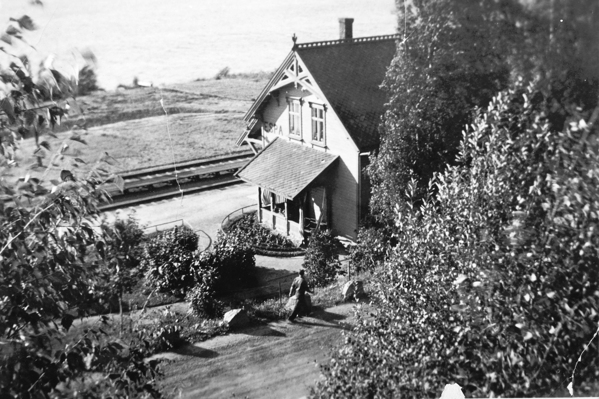 Ukjent, Espa jernbanestasjon på 1930-tallet Flere opplysninger se boka "Handelsteder i Stange" skrevet av Jan Arne Berg, utgitt av Stange Historielag 2012