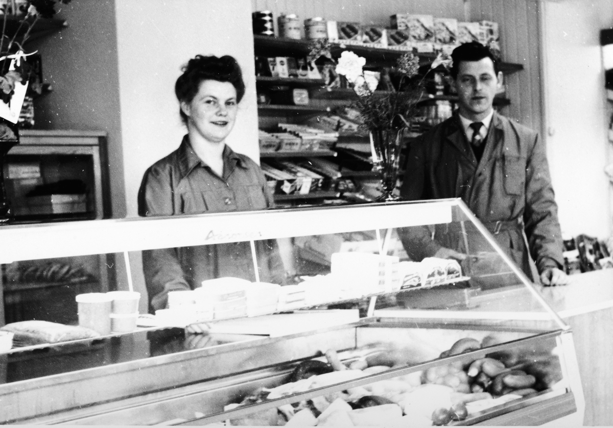 Ukjent, Rusten Landhandleri på Espa. Ca. 1960. Bak disken i manufakturen står Bodil Rusten og Odvar Rusten i ferskvaredisken, ca. 1959-60. Flere opplysninger se boka "Handelssteder i Stange" skrevet av Jan Arne Berg, utgitt av Stange Historielag 2012