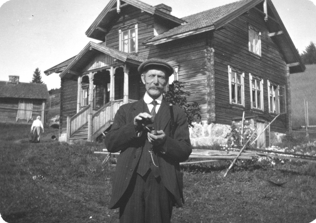 Ukjent, "Sørlien med rydningen" SØRLI langs Nilsbergvegen på Espa i Stange tidlig på 1900-tallet. Eier var da Olaf og Julie Sørli. Ole Sørli på bildet. Flere opplysninger se boka "Handelssteder i Stange" skrevet av Jan Arne Berg, utgitt av Stange Historielag 2012