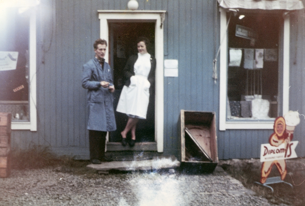 Ukjent, Arnesveen landhandel på Tangen, midt på 1960-tallet. Kjøpmann Gunnar Severinsen og kona Rønnaug Severinsen. Reklame Diplom-is F. v. kjøpmann Per pedersen og ekpeditrise Marit Fagerhaug. Flere opplysninger se boka "Handelssteder i Stange" skrevet av Jan Arne Berg, utgitt av Stange Historielag 2012