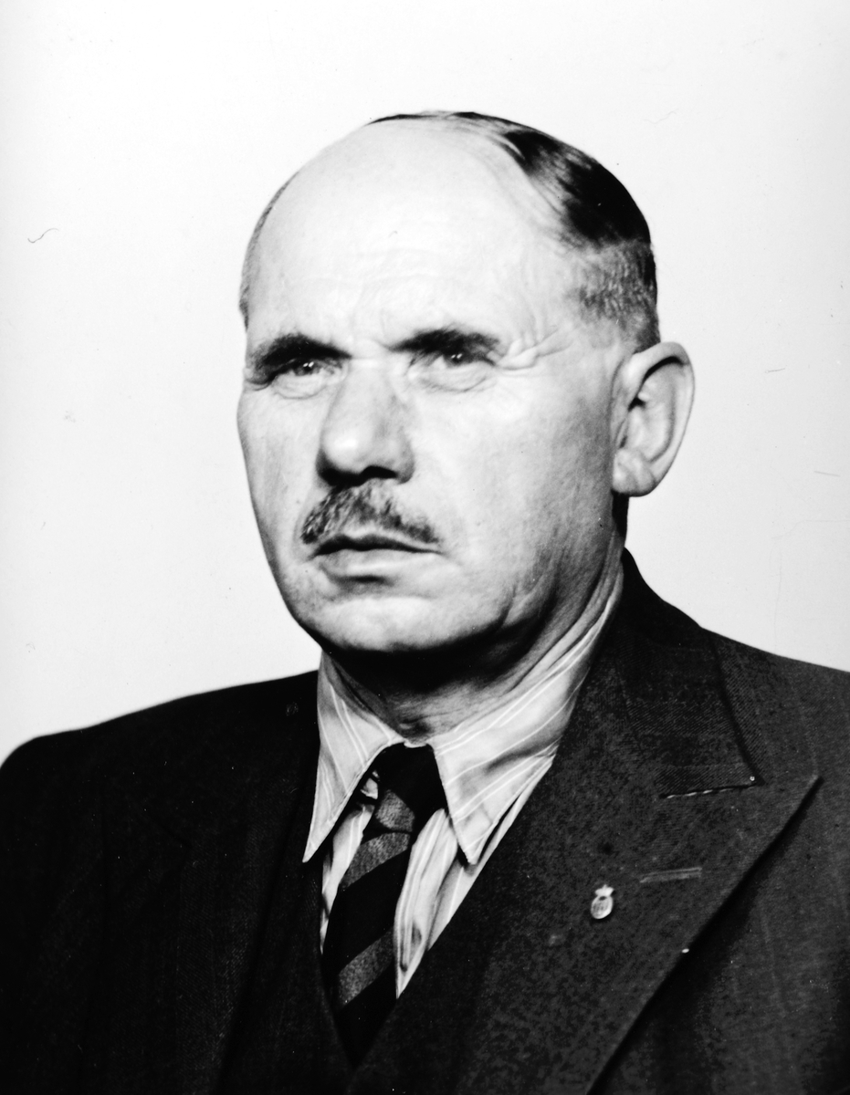 Ukjent, Kjøpmann Eilif Fjogstad var kjøpmann på Tangen på 1940-tallet. Flere opplysninger se boka "Handelssteder i Stange" skrevet av Jan Arne Berg, utgitt av Stange Historielag 2012
