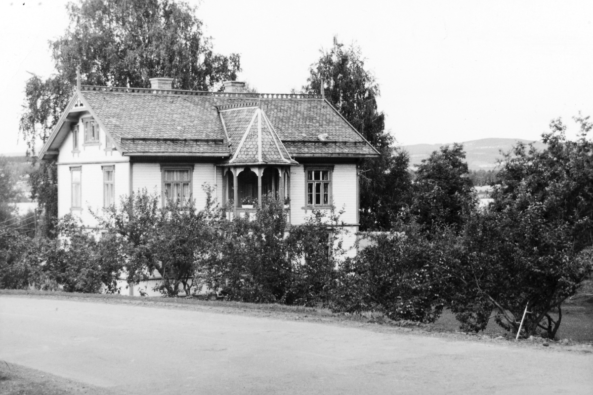 Ukjent, Løvstad i Bekkelaget, Stange. T. H. Bækkevold Sykkelverkstad. Eksteriør. Hus i sveitserstil. Flere opplysninger se boka "Handelssteder i Stange" skrevet av Jan Arne Berg, utgitt av Stange Historielag 2012
