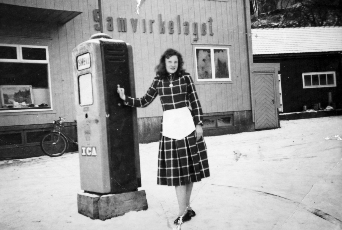 Ukjent, Karin Andreassen ved bensinpumpe uten Espa Samvirkelag. Shell bensin. Ca. 1959.