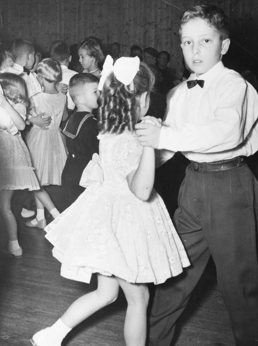 Ukjent, Nordvang forsamlingslokale på Espa i Stange. Danseskole 1955. T. h Åge Johnsen.