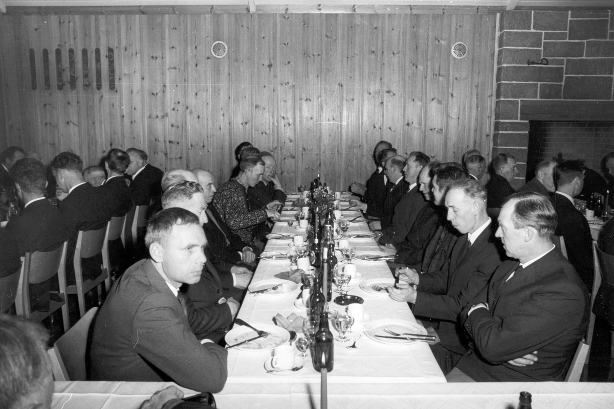 Ukjent, Heitun, forsamlingslokale, Espa, Stange. Espa Skog og Land holder julebord for sine skogsarbeidere. Med på bilder er bla. Trygve Solhaug, Einar Mostulien, Bjarne Lien og Leif Østli. Ca. 1955.