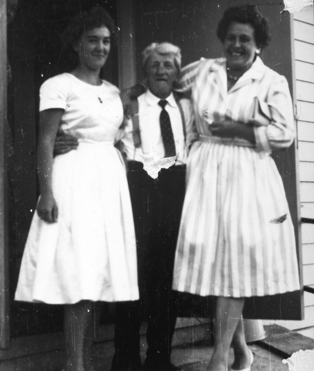 Ukjent, Eva Nyhus, Martin Tangløkken og Bodil Slåttsveen. Ca. 1960.
