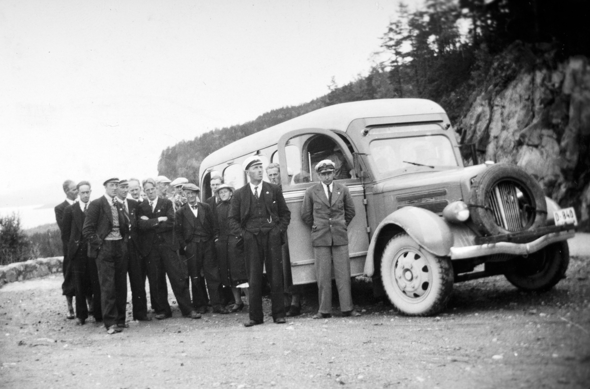 Ukjent, Espa mannskor på tur til Tyrifjorden 1939. Koret oppstilt foran buss D-840 Buss fra Rutebileier Otto Berge i Gaupen. Bussen er en White med Råde karosseri. White kom med denne design i 1936 og beholdt den helt til 1953. Karosseriet er meget spesielt med sine rundbuede sidevinduer - kunne nesten bes…
