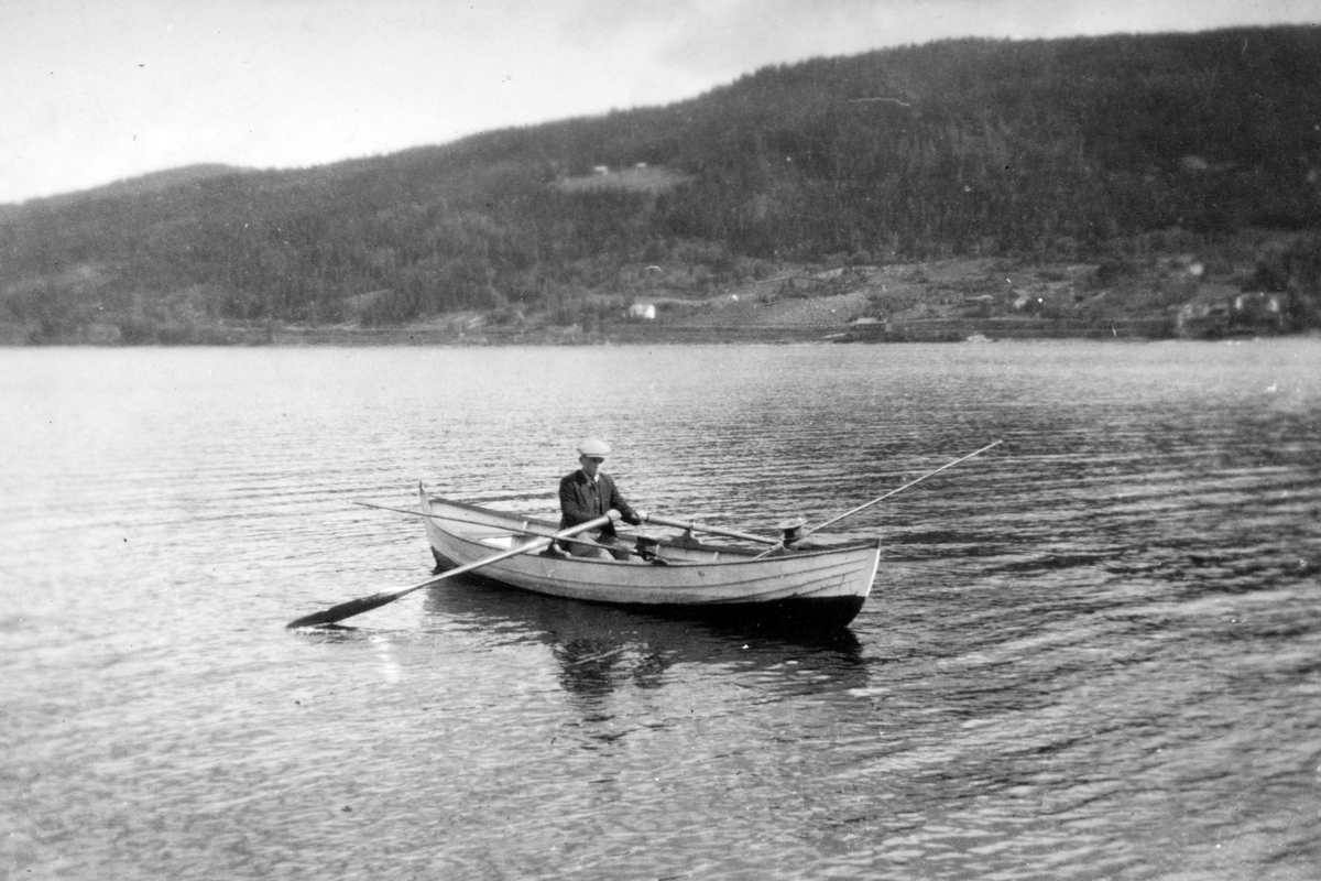 Ukjent, Fisker i robåt ute på Mjøsa utenfor Espa. Mjøsfiske etter ørret, dreggefiske, Einar Bergsjå?