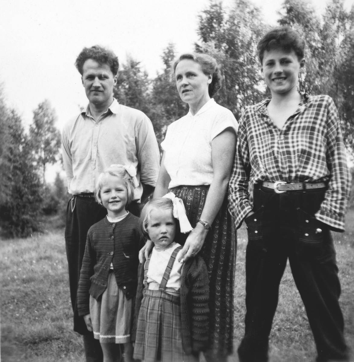 Ukjent, F. v lærer og skolestyrer Finn Berg, Ruth Alvilde Berg, Tore Berg. Foran f. v Hild Berg og Sidsel Berg. Ca. 1955.