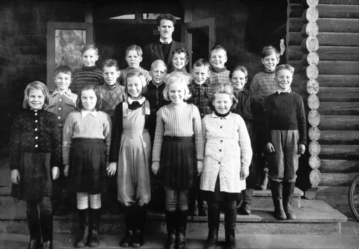 Ukjent, Stange skole. Lærer Finn Berg, elever i 6. klasse, 1951. Foran f. v. Gunvor Kristiansen, Gerd Brenna, Grethe Andersen, Karin Carlsen, Dagfrid Harriet Heydemark Farsund. 2 rekke Jan Bye Lundby, Trygve Nyhus, Jan Erik Caspersen, Jostein Westerhaug, Kristian "Kittan" Karlsen og Terje Mølmen Moen. 3 re…