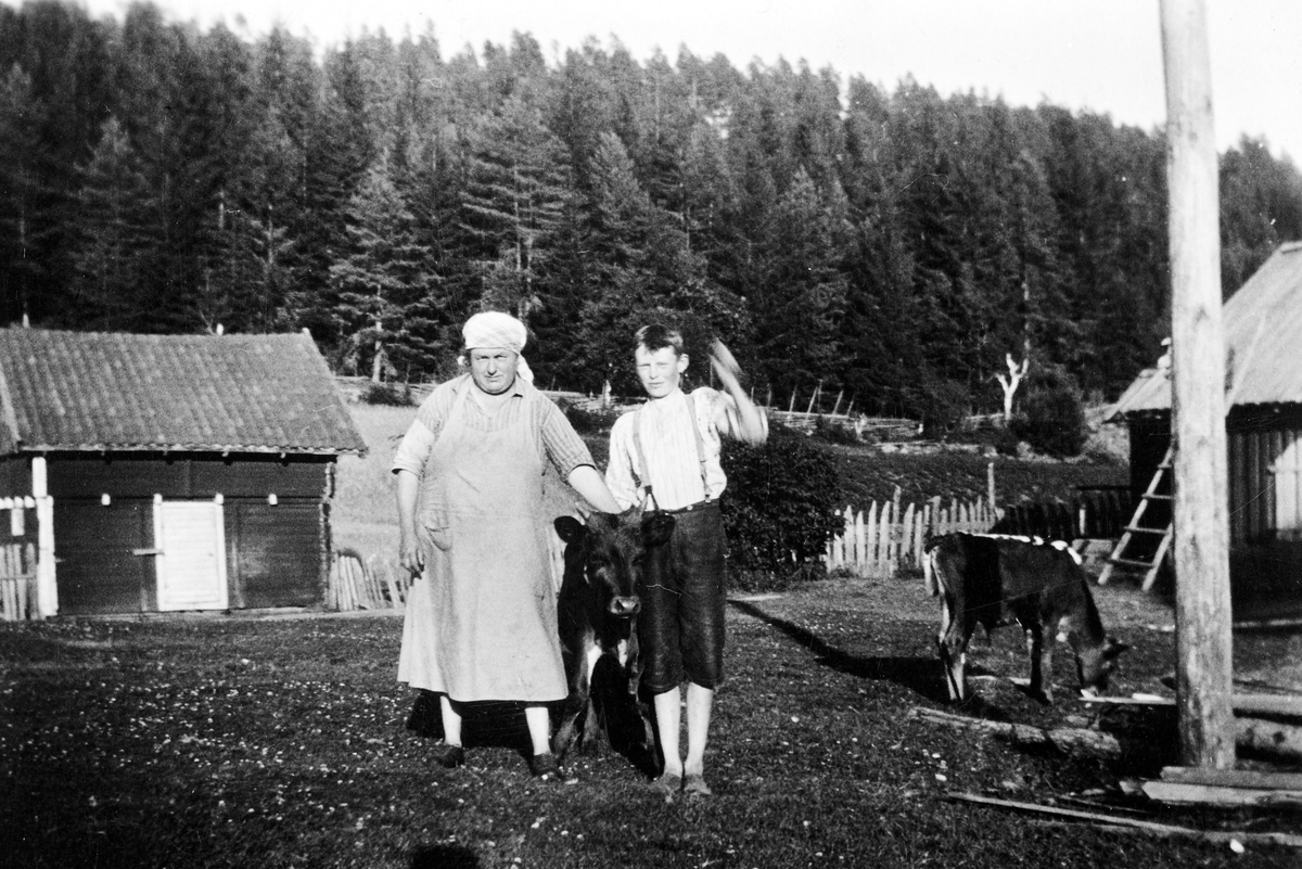 Ukjent, Finnberget i Stange. F. v Margit Olsen og Ottar Olsen, 1930.