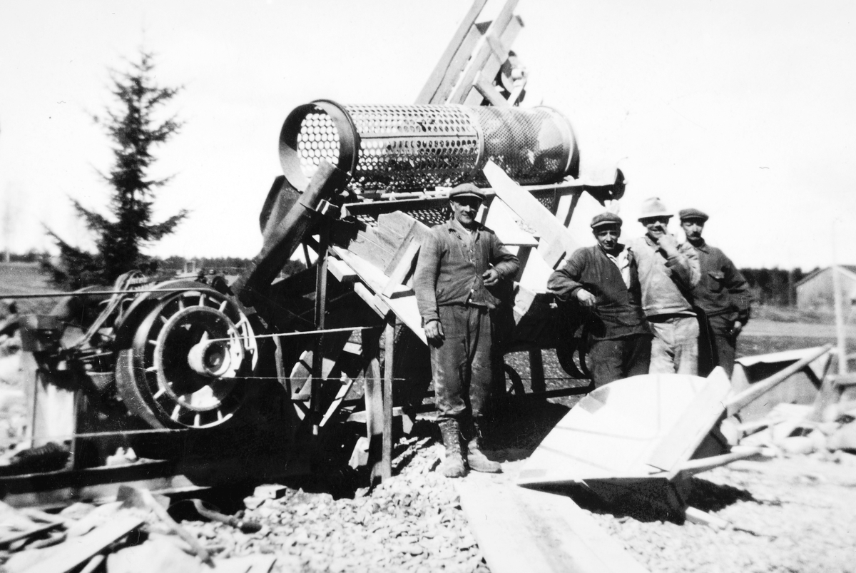 Ukjent, Pukkverk, Haugsødegården, Tangen. F. v. Adolf Granerud, Johan Mikkelsen, Edvin Sønsterud, Oskar Sønderhagen, . Tangen innkjøpslag drev pukkverk og kjørte rundt til diverse steinrøyser. Pukken ble brukt på veger rundt i bygda. Ca. 1950.