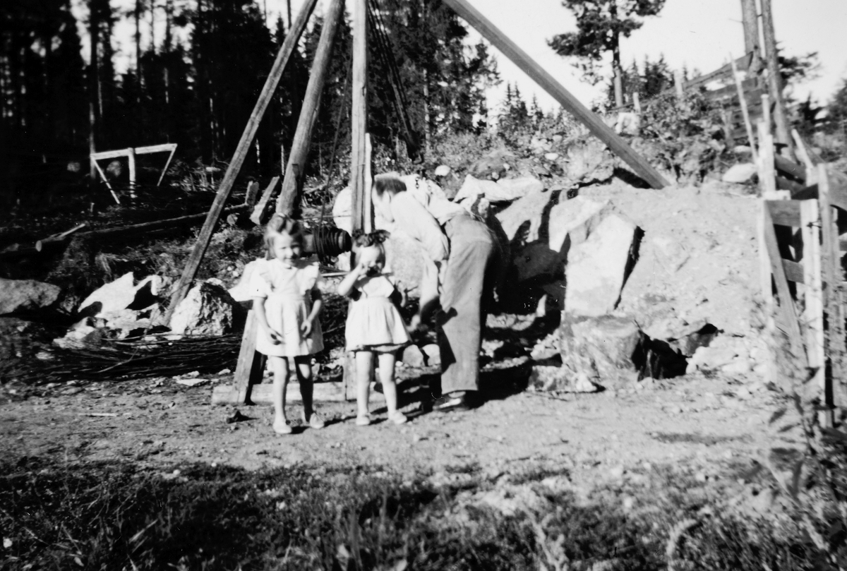 Ukjent, Stubbebryting, hustomt. F. v Bjørg Hestnes, Aud Olsen, Arne Liberg. Store steiner ble brutt opp med stubbebryter og flyttet med runde kavler, håndkraft og jernstang. Ca. 1957.