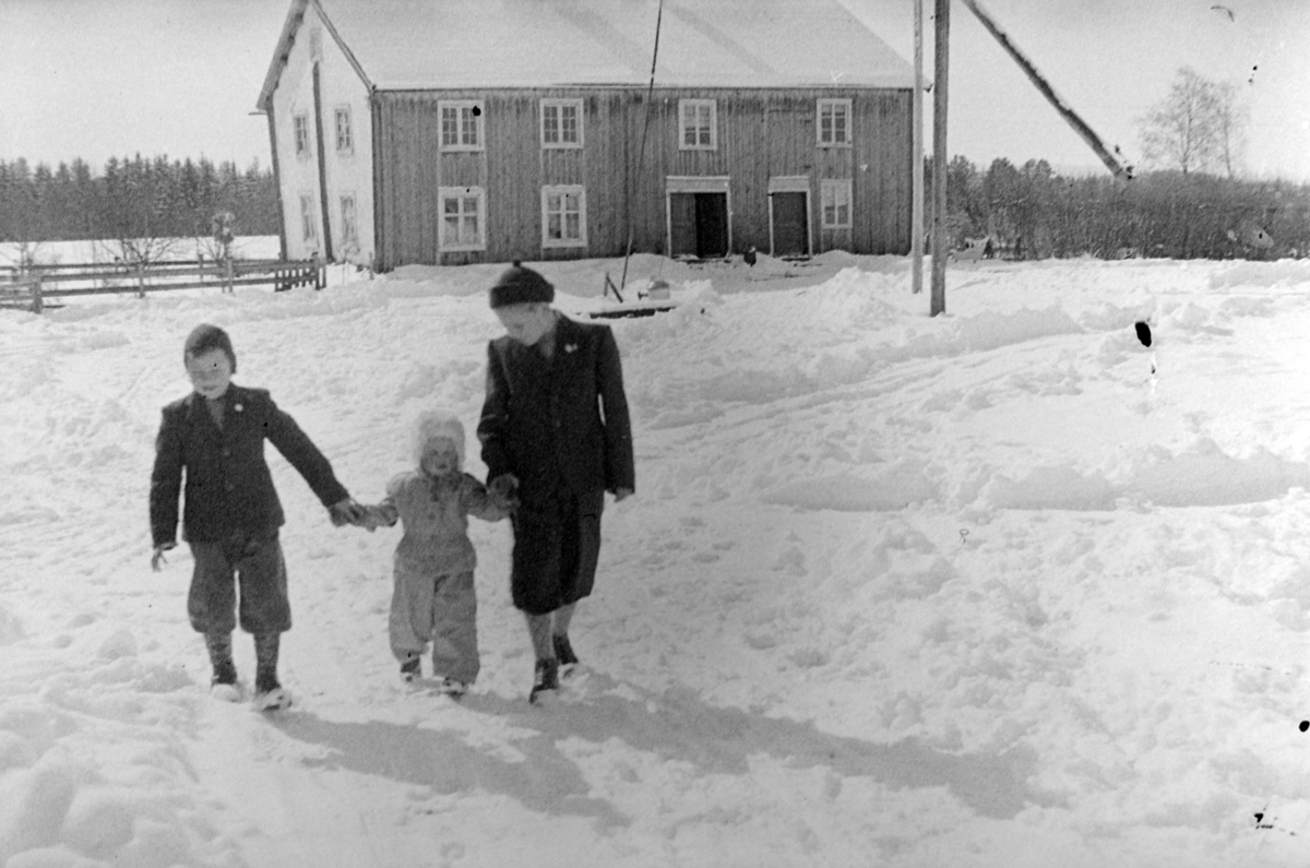 Adolf Skjegstad, Annar, Asbjørg og Odd Kjell Skjegstad. På Uthus Gard i Stange. Garden lå der Uthuskrysset på E-6 ligger i dag.