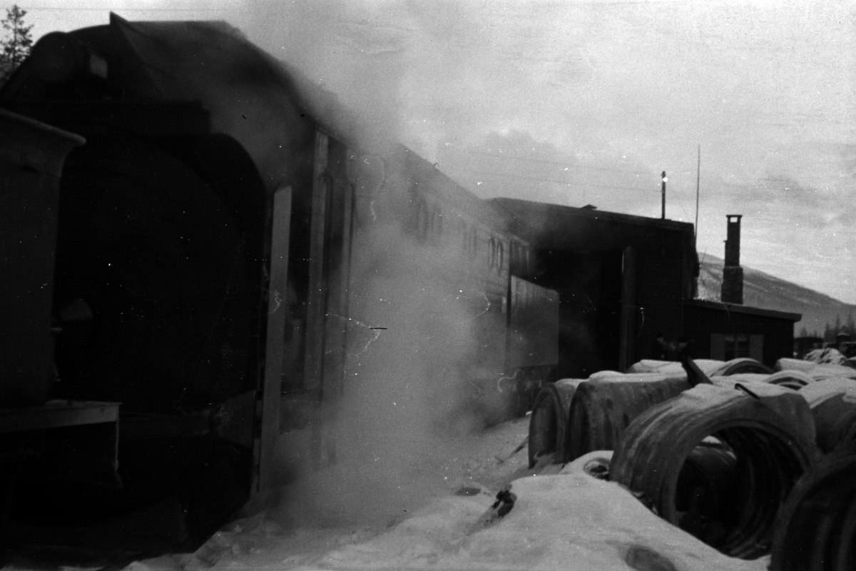 Adolf Skjegstad, NORGES STATSBANER, NORDLANDSBANEN. Dunderland stasjon mandag 8. desember 1947, roterende snøplog type 3 nr. 5 er fyrt opp utenfor den provisoriske lokstallen, i anledning befaring/åpning av Nordlandsbanen til Lønsdal.