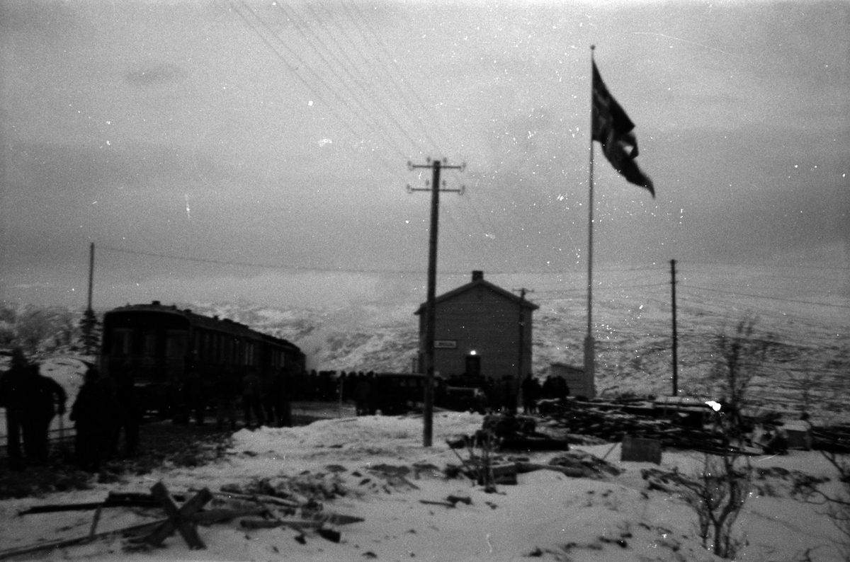 Adolf Skjegstad, NORGES STATSBANER, JERNBANE, NORDLANDSBANEN. Mandag 8. desember 1947, åpningstoget fra Mo i Rana har ankommet Lønsdal stasjon.