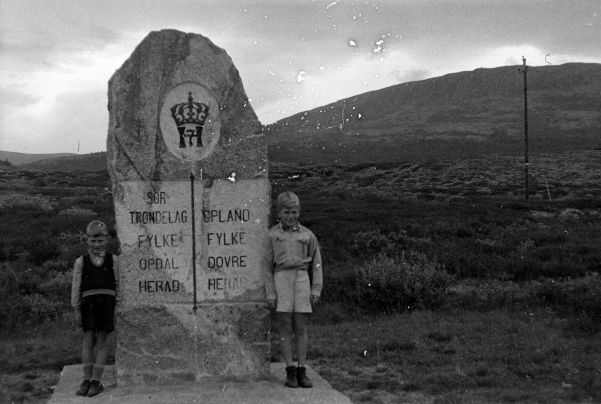 Adolf Skjegstad, FYLKESGRENSE SØR TRØNDELAG OG OPPLAND FYLKE, DOVREFJELL. ANNAR SJEGESTAD TIL VENSTRE OG ODD KJELL SJEGESTAD TIL HØYRE.