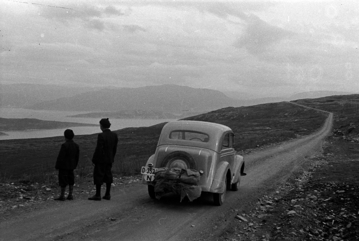 Adolf Skjegstad, Annar Skjegstad med Odd Kjell Skjegstad på reportasjetur til Finnmark sommeren 1947, Saltfjellet, Nordland.