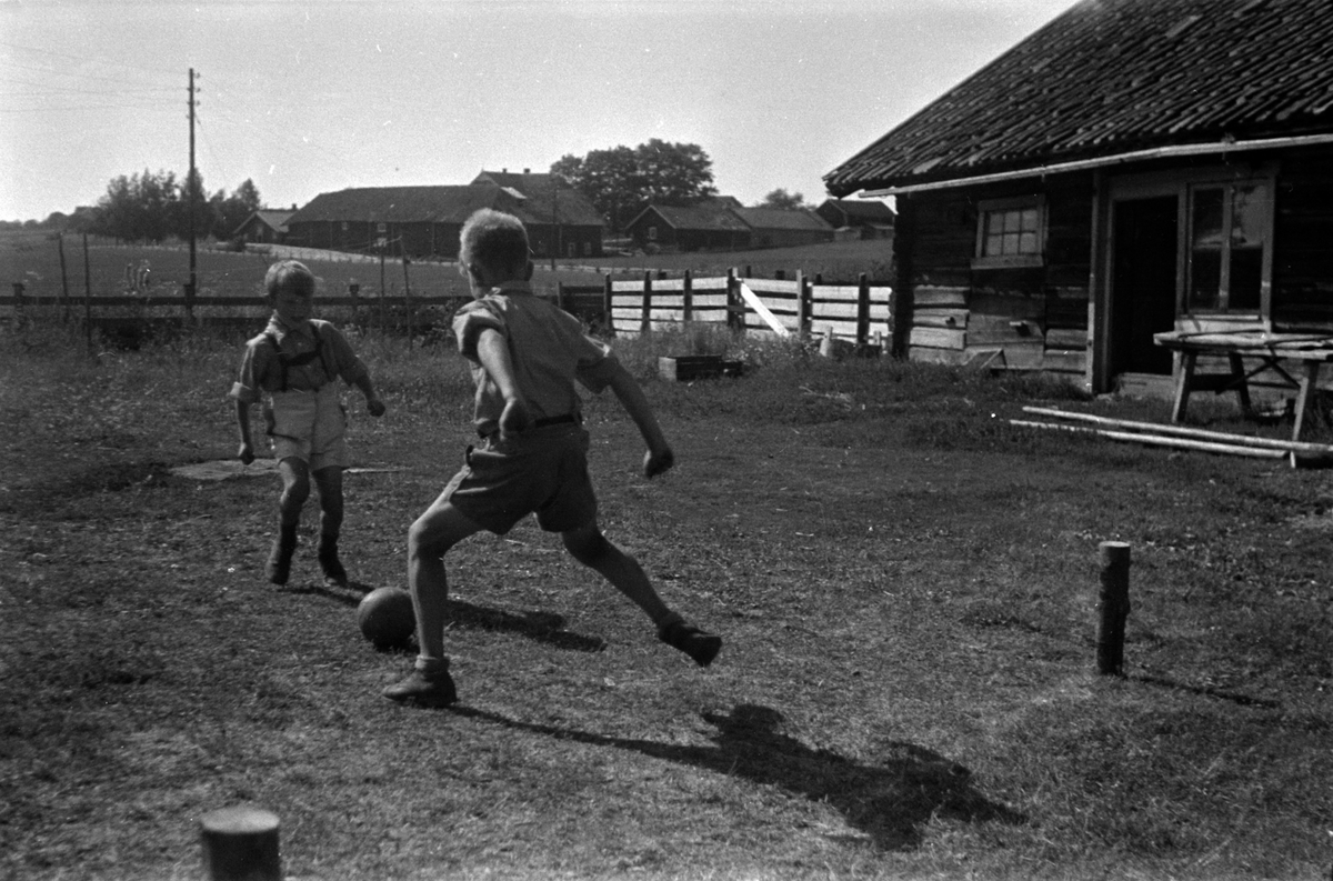 Adolf Skjegstad, BARN I LEK, FOTBALLKAMP. ANNAR SKJEGSTAD OG ODD KJELL SKJEGSTAD, UTHUS GÅRD I ROMEDAL.