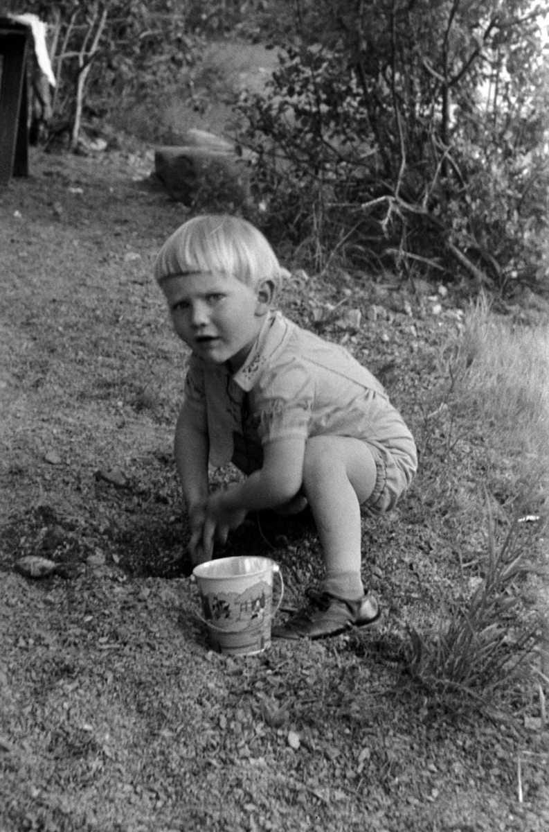 Adolf Skjegstad, Odd Kjell Skjegstad 1938/39, barnelek, spann,bøtte.
