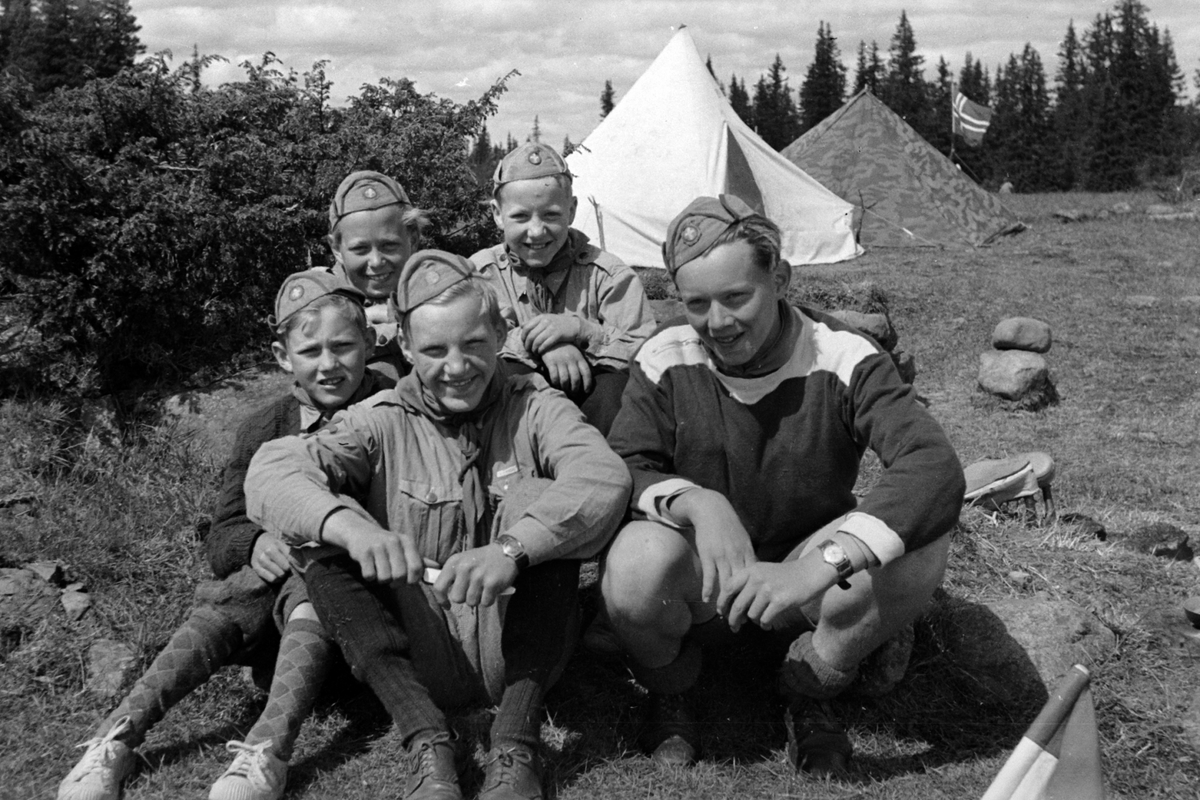 Adolf Skjegstad, Speidere, speiderleir. Kretsleir 1950 på Olshølen, Ringsaker. Tiurpatruljen. Bak fra venstre: Sigmund Vassåsen og Magne Habberstad. Foran fra venstre: Annar Skjegstad, Magne Hovind og Arne Dahl.