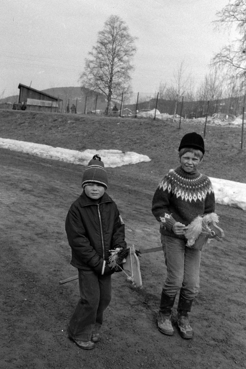 Adolf Skjegstad, TO BARN MED KJEPPHEST, BARNELEKE, LEKETØY. KjepphestFra Wikipedia, den frie encyklopedi. Kjepphest er et leketøy som opprinnelig bare var en kjepp som barn holdt mellom bena og sprang med for å etterligne ridning. Vanligvis ble kjepphesten laget av et kosteskaft og pålimt et utskåret hestehode med …