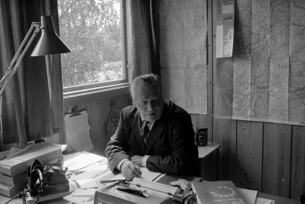 Adolf Skjegstad, Journalist Adolf Skjegstad ved kontorpulten. Telefon, skrivemaskin, kamera.