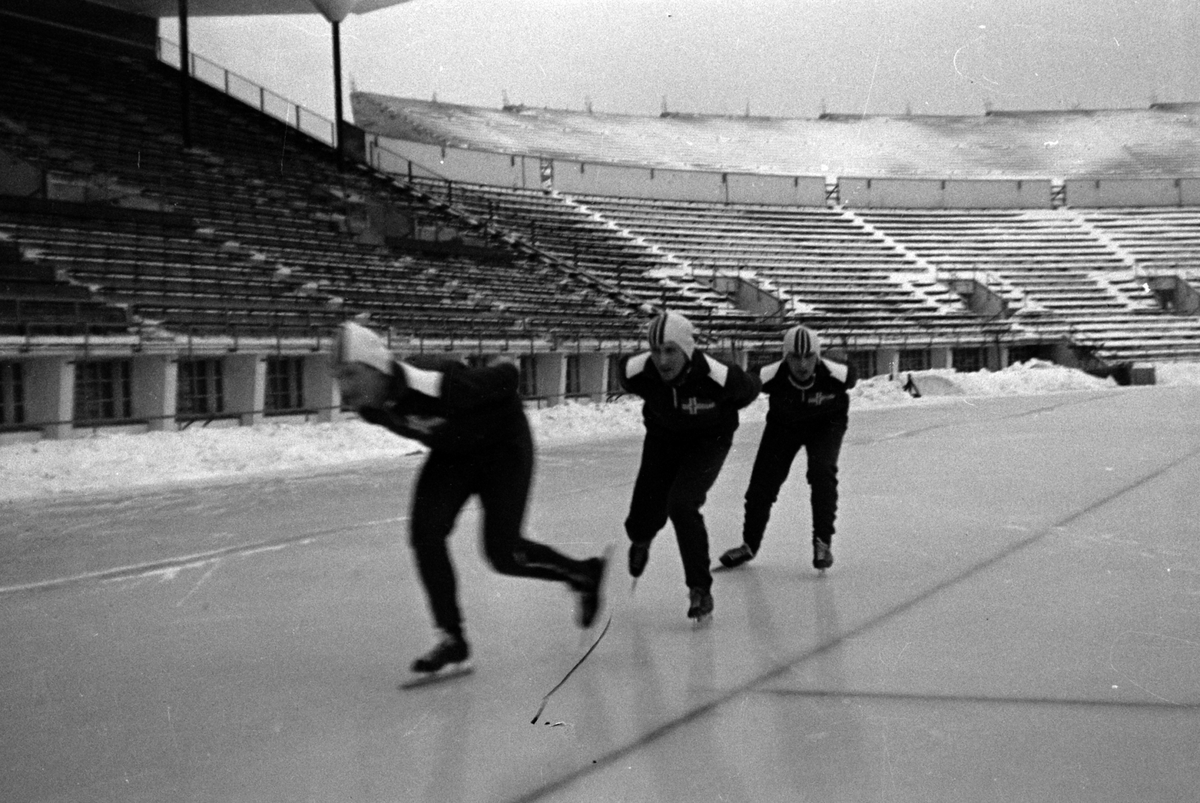 Adolf Skjegstad, SKØYTELØPERE, NORSKE LANDSLAGSLØPERE I TRENING PÅ BISLETT.