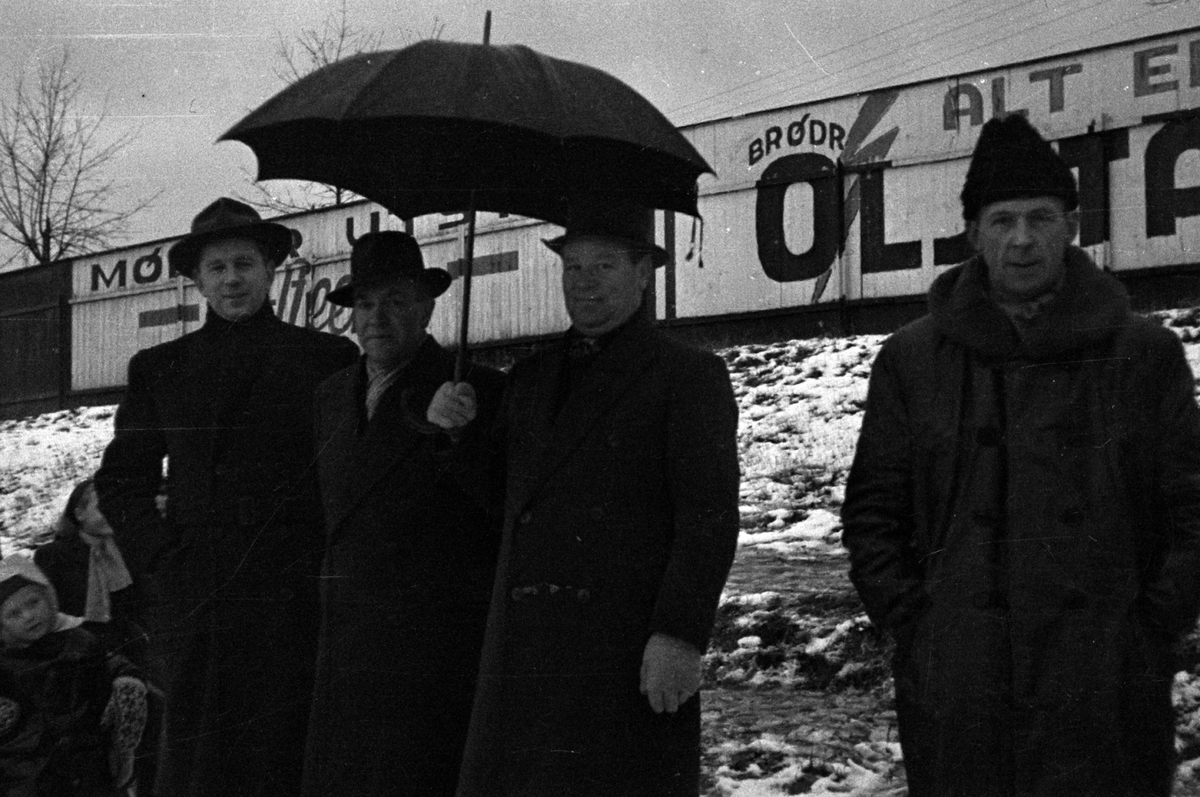 Adolf Skjegstad, HAMAR STADION, TILSKUERE PÅ SKØYTELØP, REGNVÆR.