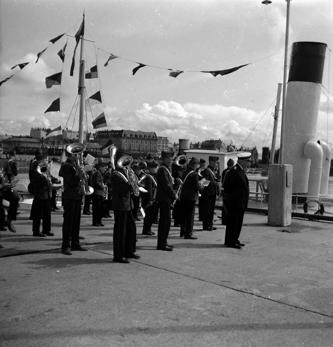 Adolf Skjegstad, HAMAR GUTTEMUSIKK SPILLER PÅ HAMAR BRYGGE, MOTTAKELSE AV SKIBLADNER.