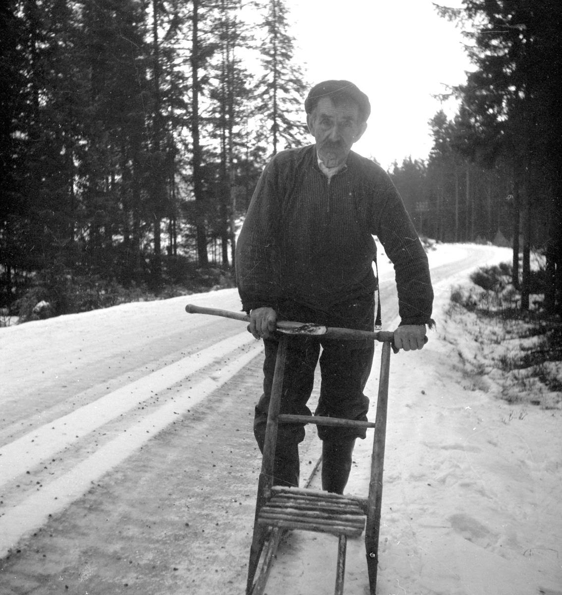 Adolf Skjegstad, Skogsarbeider ukjent, spark, øks, busserull, ryggsekk.