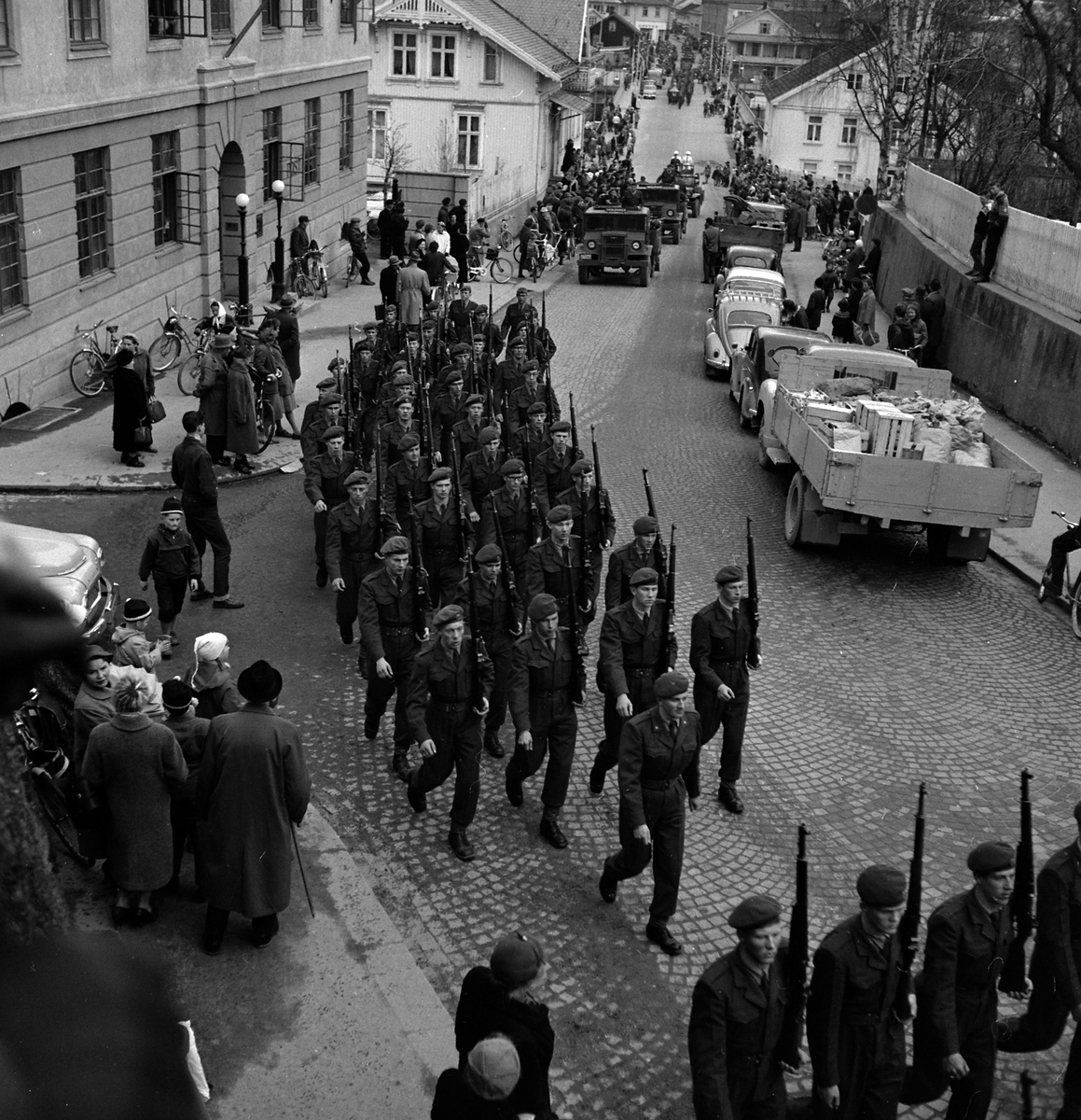 Adolf Skjegstad, MILITÆRE MARSJERER GJENNOM GATE, UKJENT STED.