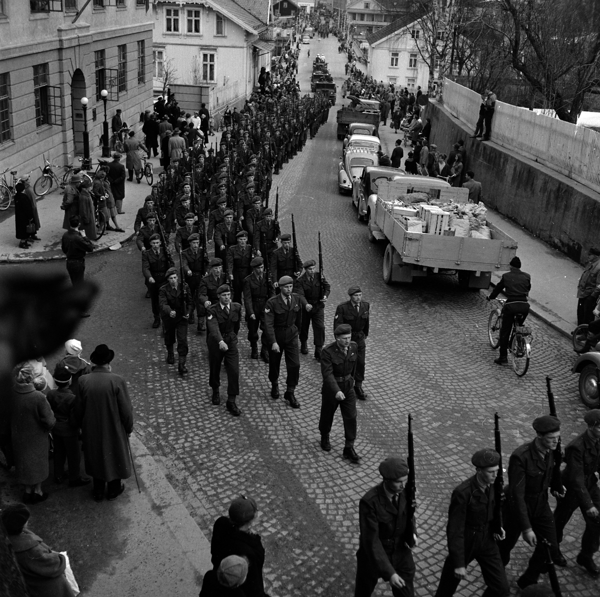 Adolf Skjegstad, MILITÆRE MARSJERER GJENNOM GATE, UKJENT STED.