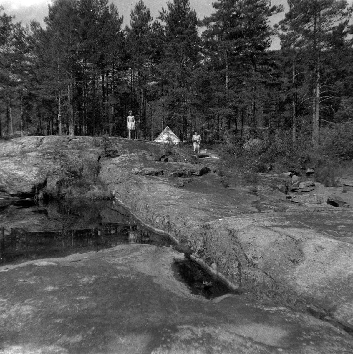 Adolf Skjegstad, Asbjørg og Petra Skjegstad, telttur, svaberg, ukjent sted.