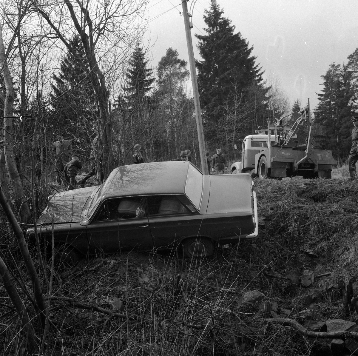 Adolf Skjegstad, BILULYKKE, PERSONBIL FORD CORTINA C-71150 I GRØFTA, RASCHS VEI, OSLO?, KRANBIL FRA FALKEN REG. NR. 29-80-17.