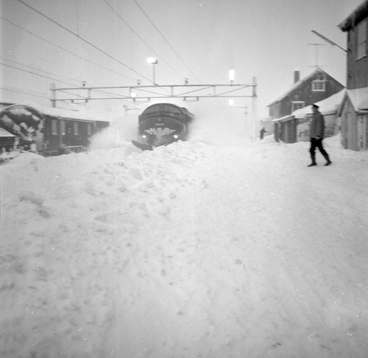 Adolf Skjegstad, FINSE JERNBANESTASJON, VINTER, DISELLOKOMOTIV, SNØBRØYTING,