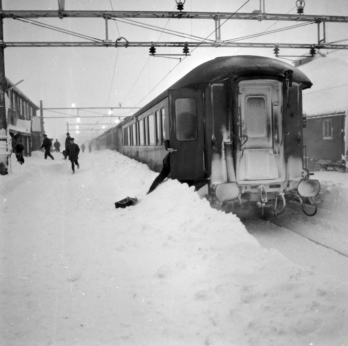 Adolf Skjegstad, FINSE JERNBANESTASJON, PERSONTOG, VINTER,