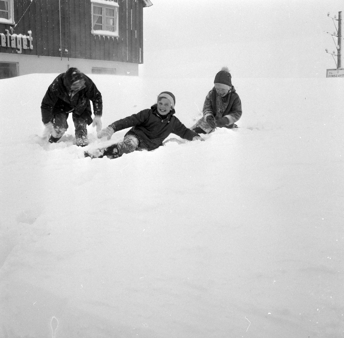 Adolf Skjegstad, FINSE JERNBANESTASJON, VINTER, BARN LEKER I SNØEN