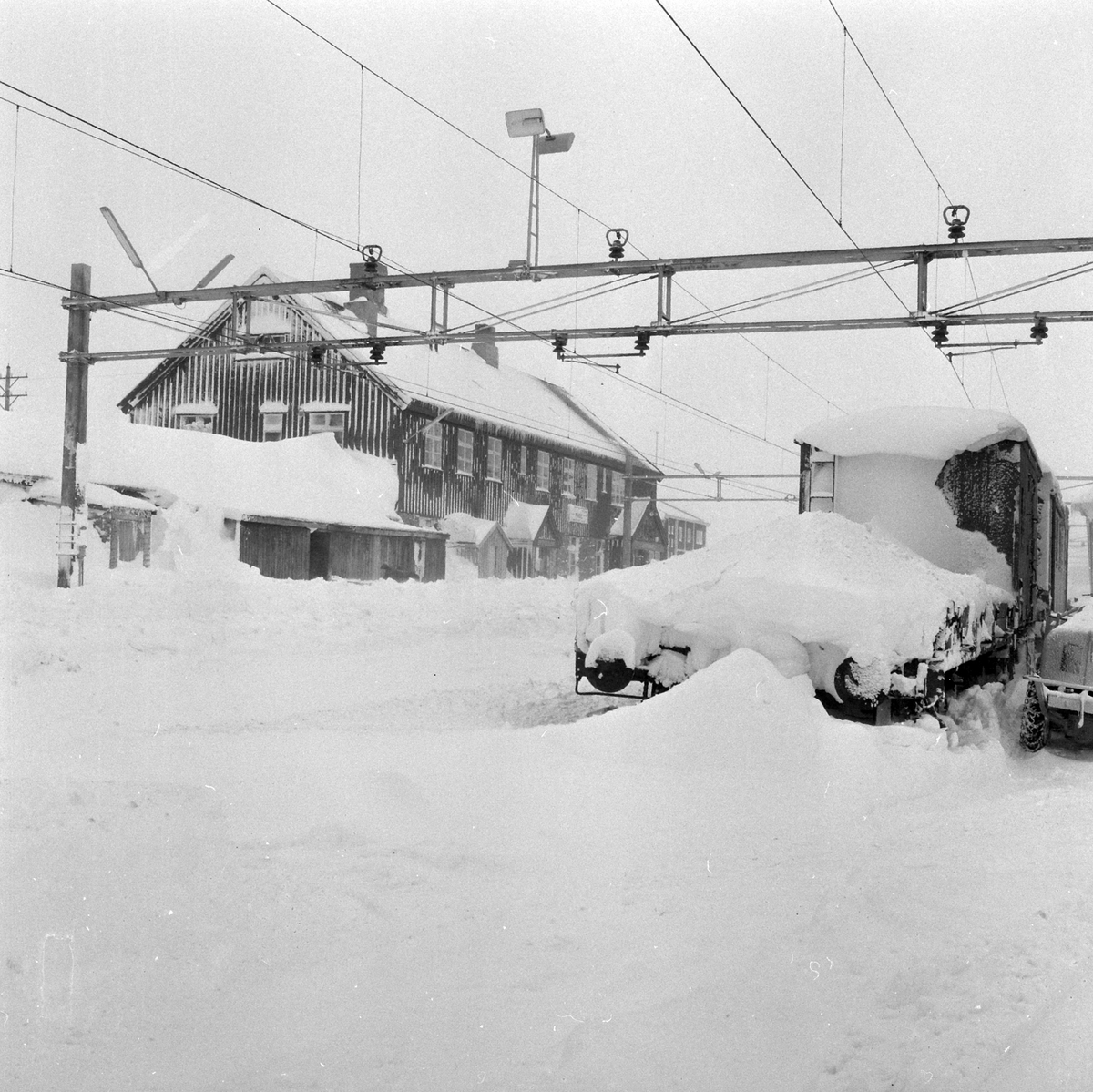 Adolf Skjegstad, FINSE JERNBANESTASJON, VINTER,